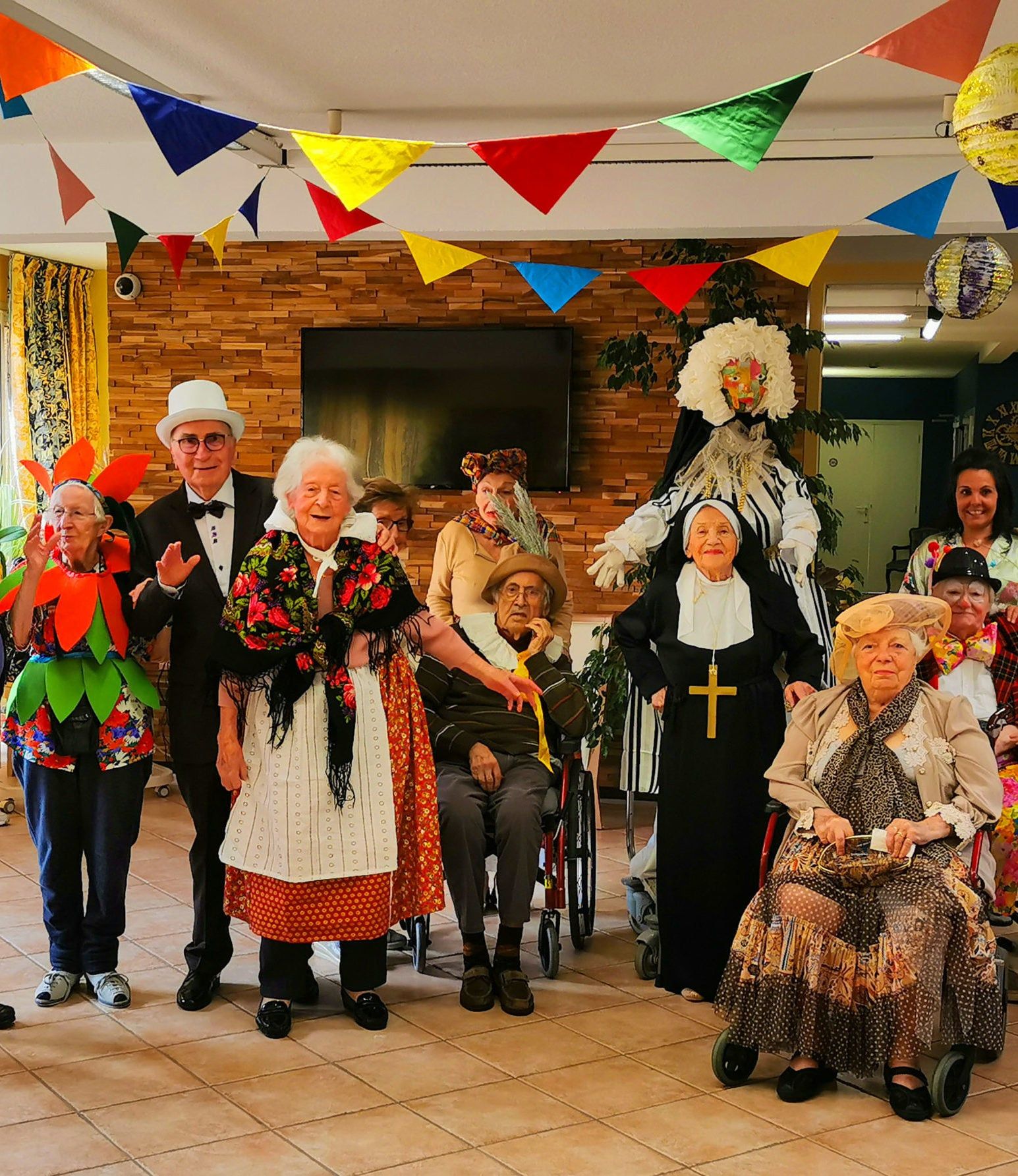 Résidents et membres de l'équipe déguisés pour le carnaval