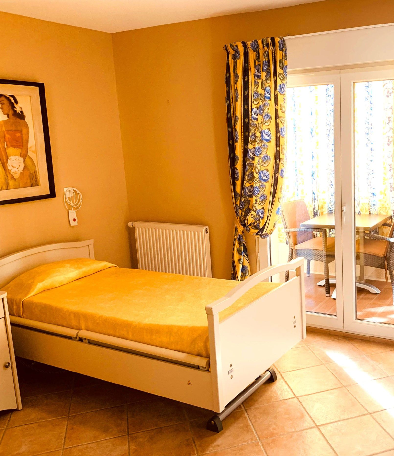 Une chambre individuelle lumineuse de la maison de retraite