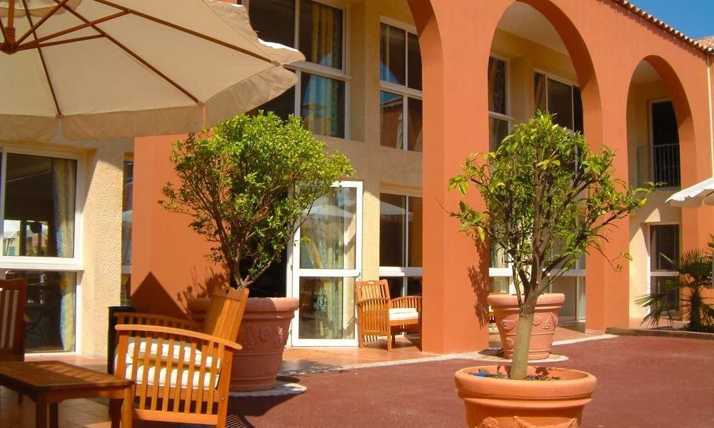 La façade sud de la maison de retraite et sa terrasse fleurie